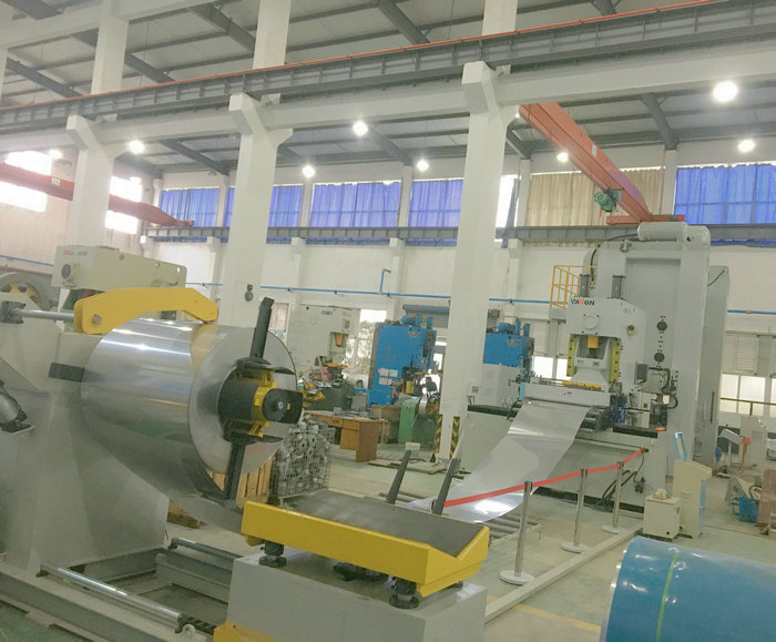 1300大型左右偏擺送料機(jī)多工位三次元機(jī)械手生產(chǎn)線